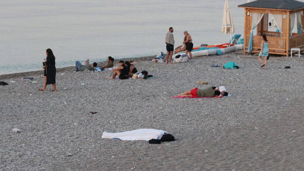 Nefes alamayan Antalyalılar sahilde sabahladı. Sıcaklık 45 dereceyi gördü 5